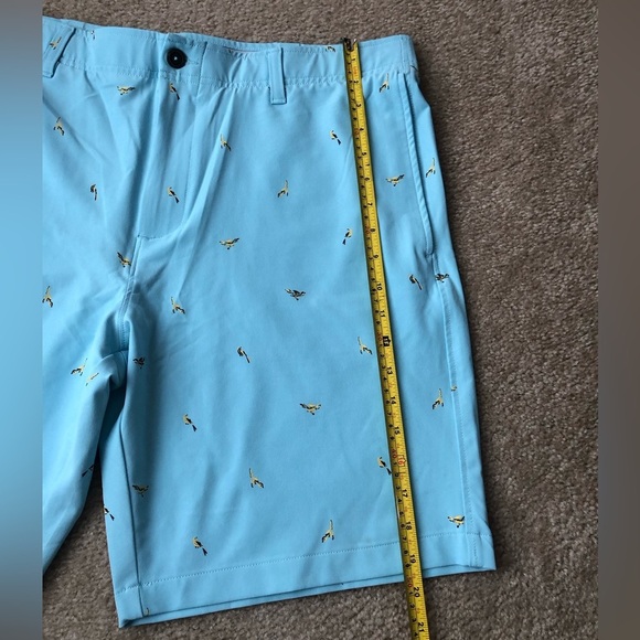Under Armour Men’s 38 Golf Printed Storm Shorts in Light Blue w/Yellow Birds - Picture 9 of 14